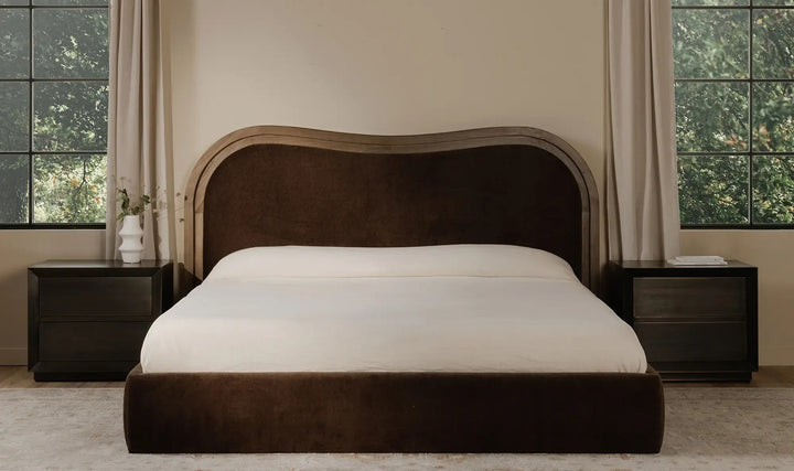 Cadre de lit Maison Olive rembourré en tissu brun avec tête de lit incurvée en bois massif et design élégant.