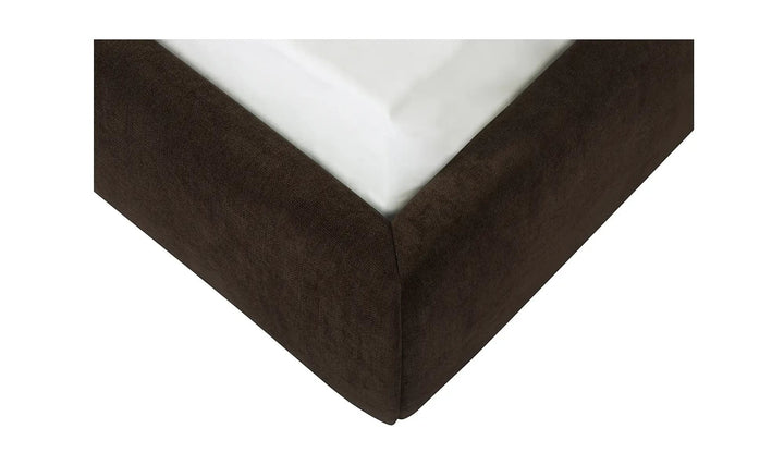 Cadre de lit Maison Olive rembourré en tissu brun profond avec structure en bois robuste et finitions élégantes