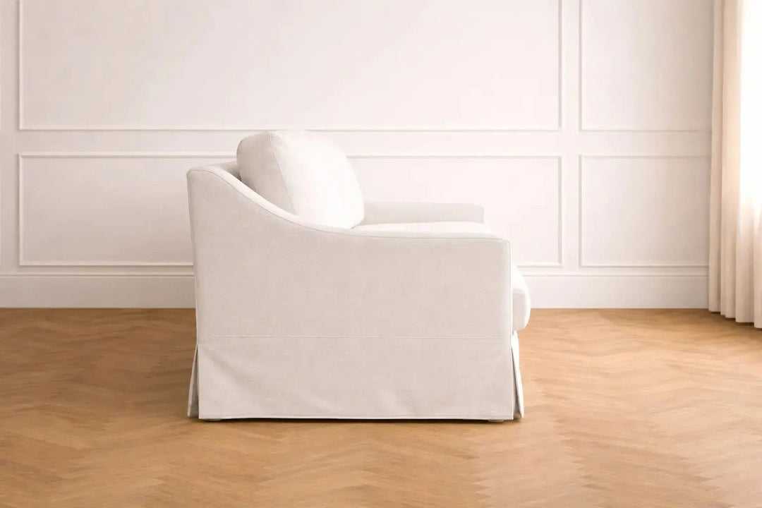 Canapé William Maison Olive blanc avec housse élégante et design intemporel, vue de profil sur parquet en bois