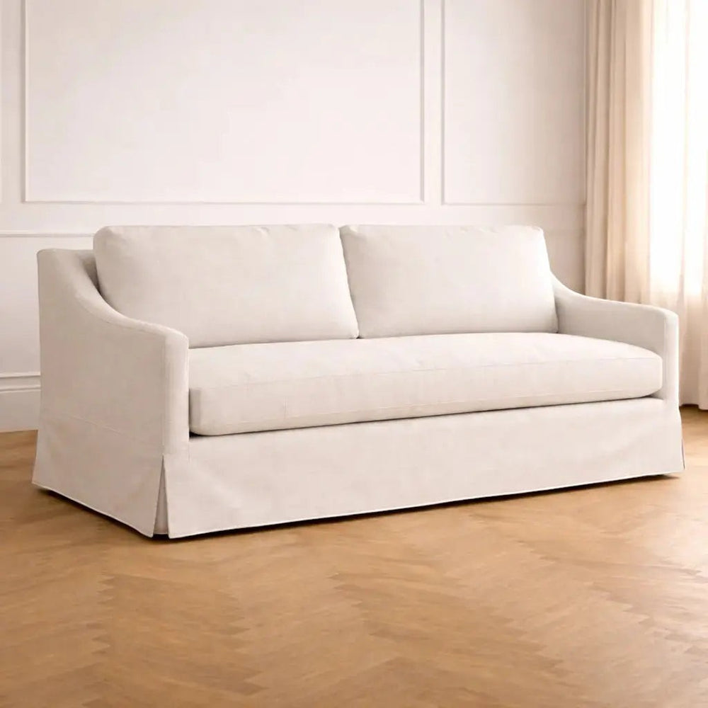 Canapé William Maison Olive blanc à housse élégante et coussins en plume dans un salon lumineux au sol en bois
