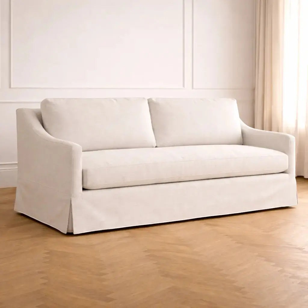Canapé William Maison Olive blanc à housse élégante et coussins en plume dans un salon lumineux au sol en bois