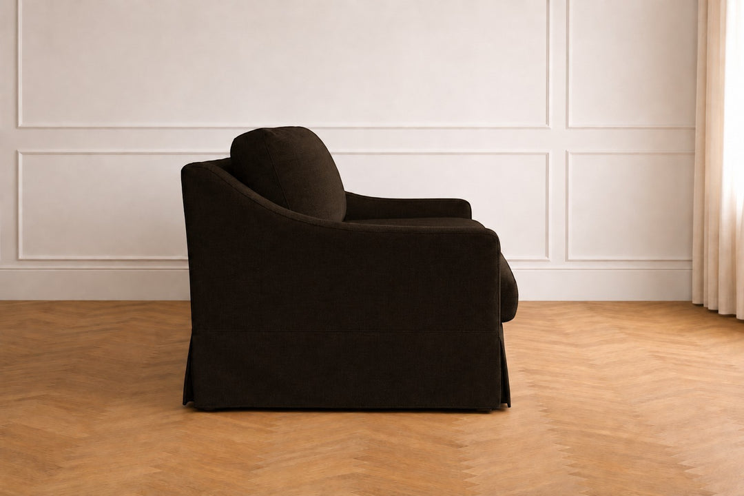Canapé William de Maison Olive en tissu brun foncé, vue de profil, design élégant avec housse amovible