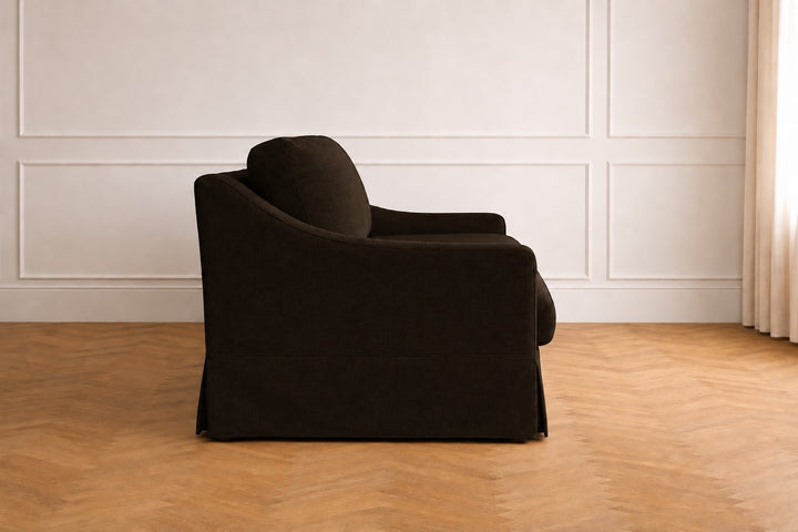 Canapé William de Maison Olive en tissu brun foncé, vue de profil, design élégant avec housse amovible