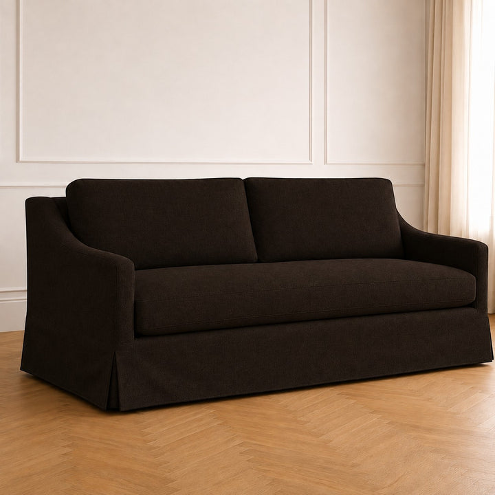 Canapé William Maison Olive en tissu brun foncé avec housse élégante et design intemporel dans un salon lumineux