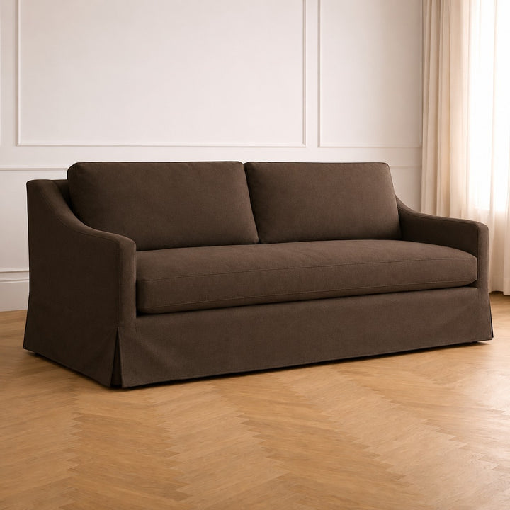 Canapé Maison Olive William marron avec housse élégante et design intemporel dans un salon lumineux