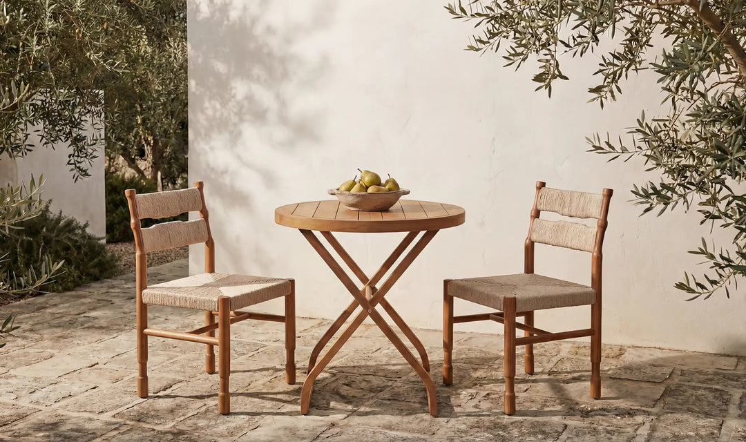 Maison Olive chaise en bois de teck et corde naturelle tressée, assise et dossier confortables, style bohème chic pour salle à manger ou terrasse.