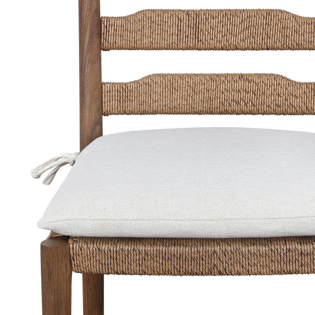 Chaise de salle à manger Maison Olive en bois de manguier et corde tressée, avec coussin blanc.