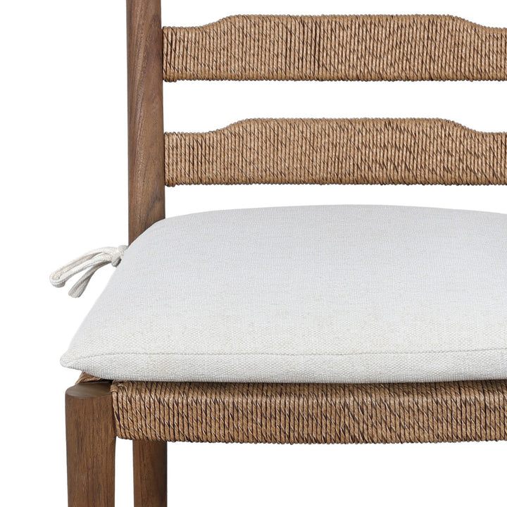 Chaise de salle à manger Maison Olive en bois de manguier et corde tressée, avec coussin blanc.