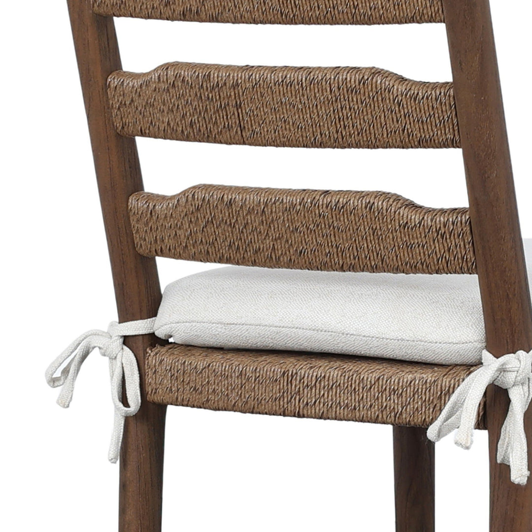 Maison Olive Chaise de salle à manger en bois de manguier et corde tressée, assise blanche confortable.