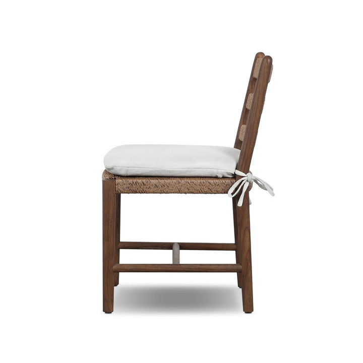 Maison Olive chaise en bois de manguier et corde tressée, assise blanche confortable, dossier texturé, style bohème.