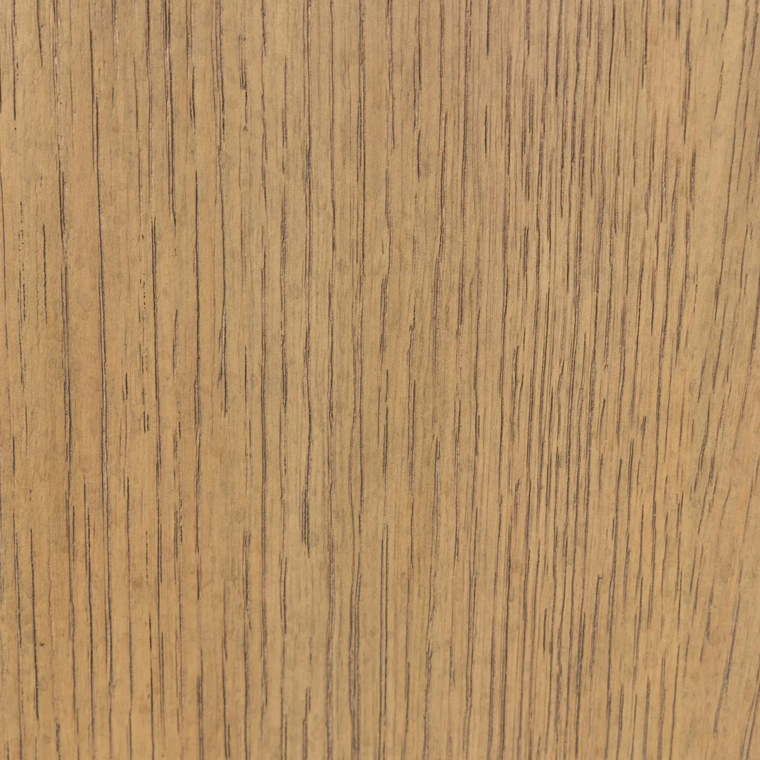 Maison Olive Chaise en bois clair avec assise tissu crème texturé, design épuré et naturel.