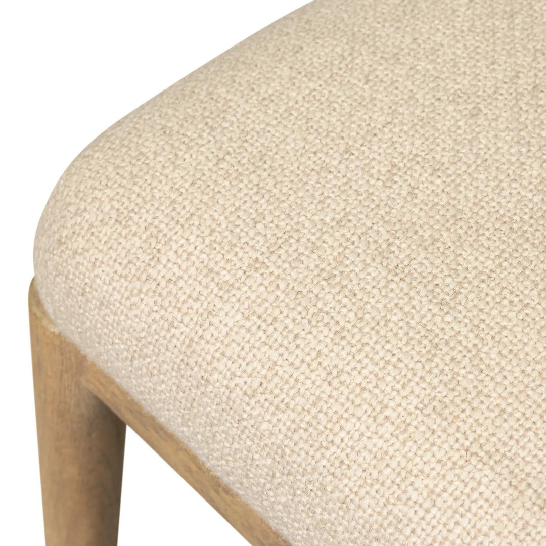 Maison Olive - Fauteuil en bois clair et tissu texturé crème, assise rembourrée, design épuré et naturel.