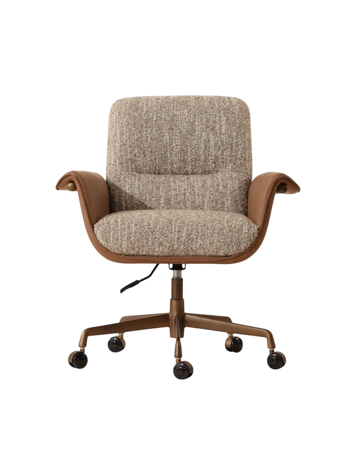 Maison Olive Chaise de bureau Lomaxx en tissu texturé greige et cuir synthétique cognac avec base en acier bronze.