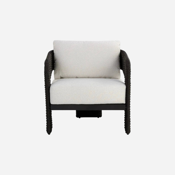 Chaise accent d'extérieur Maison Olive Rolos avec osier torsadé noir, cadre en aluminium et coussins en tissu bouclé
