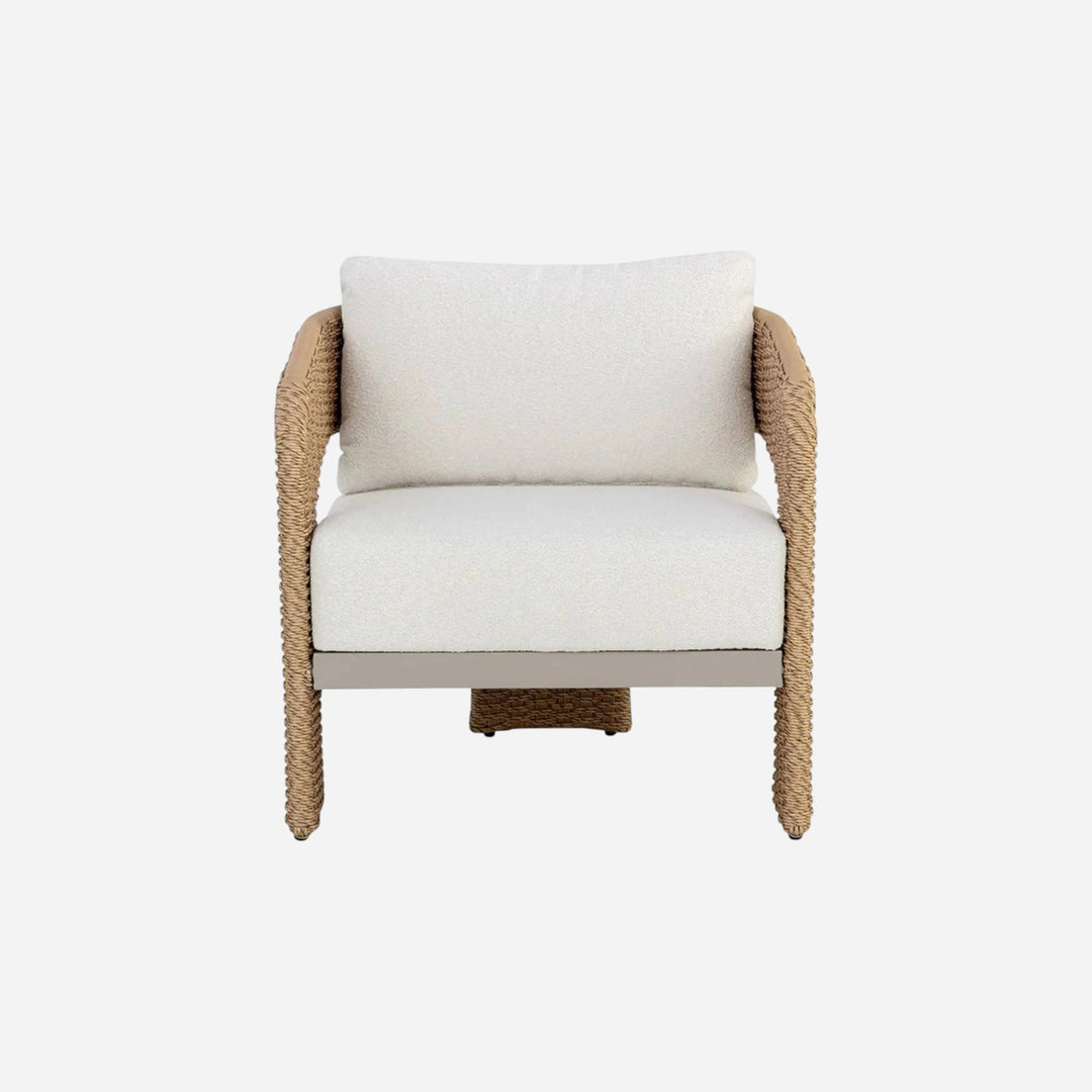 Chaise accent d'extérieur Maison Olive avec osier naturel torsadé, cadre en aluminium et coussins en tissu bouclé blanc