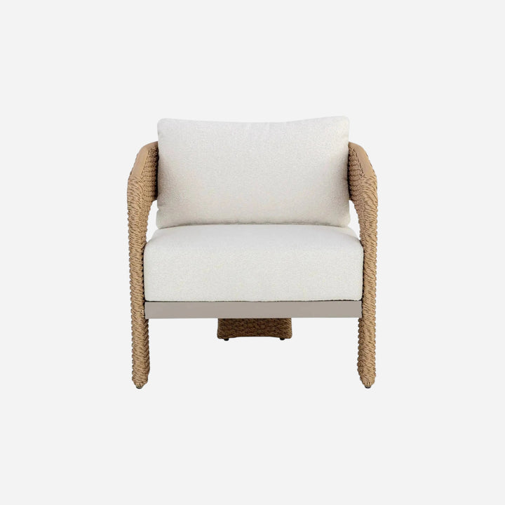 Chaise accent d'extérieur Maison Olive avec osier naturel torsadé, cadre en aluminium et coussins en tissu bouclé blanc