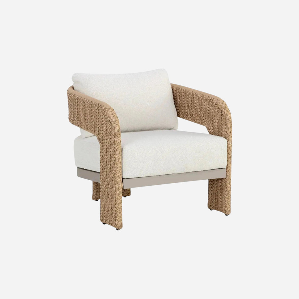 Chaise accent d'extérieur Maison Olive Rolos avec osier naturel, cadre en aluminium et coussins en tissu bouclé blanc