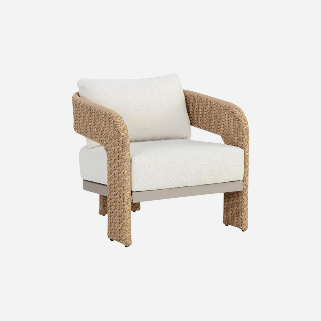 Chaise accent d'extérieur Maison Olive Rolos avec osier naturel, cadre en aluminium et coussins en tissu bouclé blanc