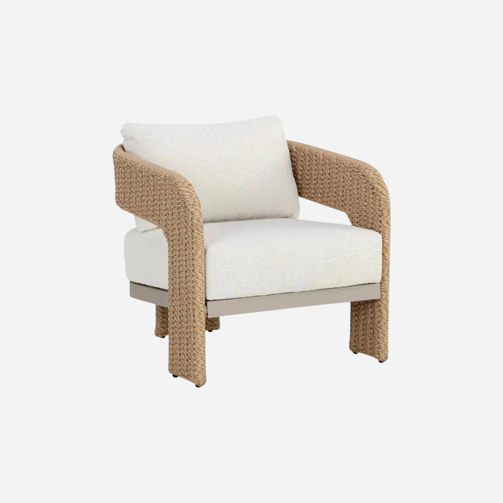 Chaise accent d'extérieur Maison Olive Rolos avec osier naturel, cadre en aluminium et coussins en tissu bouclé blanc