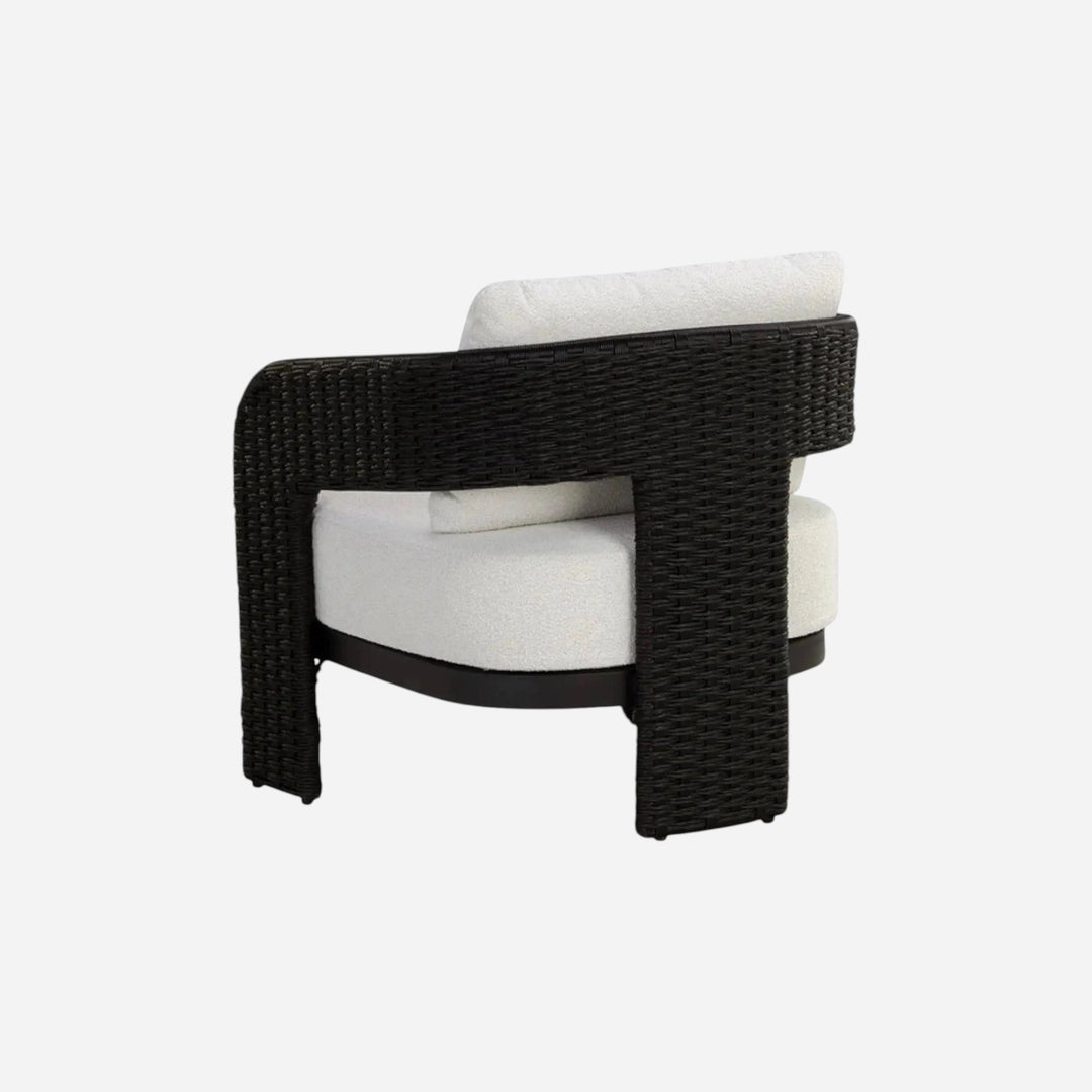 Chaise accent d'extérieur Maison Olive Rolos avec osier noir torsadé et coussins en tissu bouclé blanc cassé