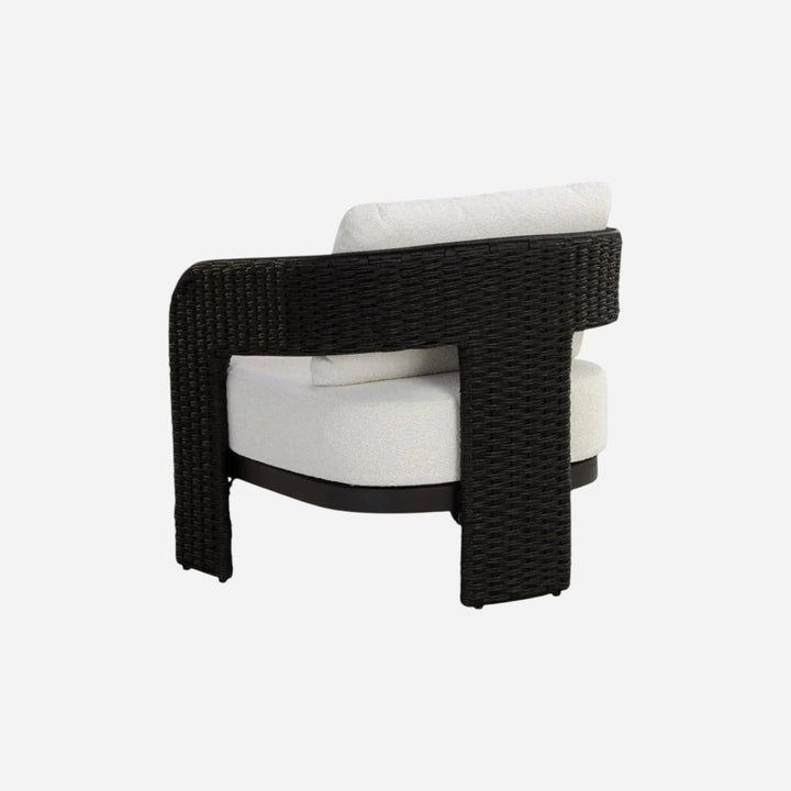 Chaise accent d'extérieur Maison Olive Rolos avec osier noir torsadé et coussins en tissu bouclé blanc cassé