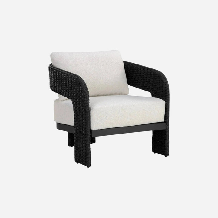 Chaise accent d'extérieur Maison Olive Rolos en osier noir tressé avec coussins en tissu bouclé blanc crème