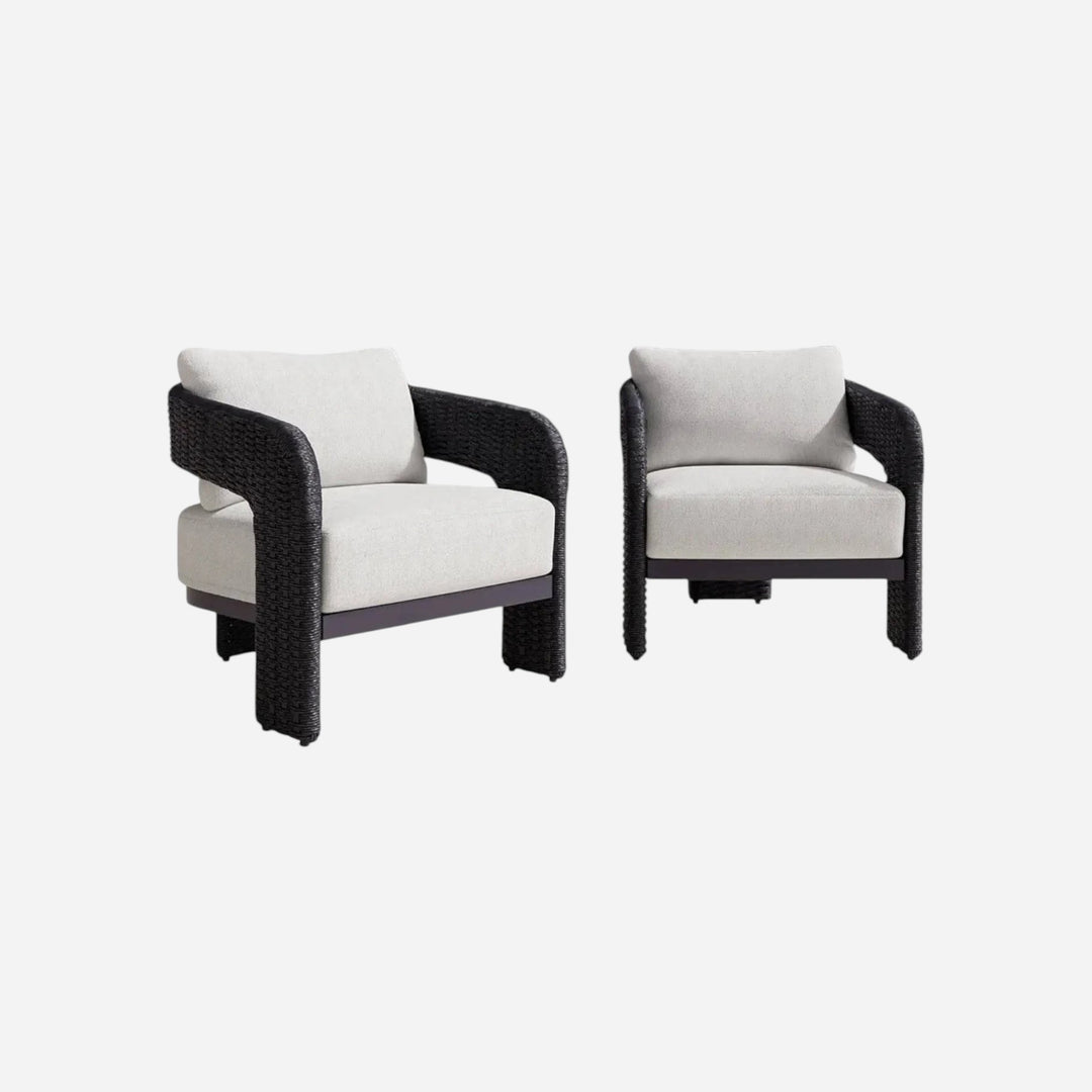 Deux chaises accent d'extérieur Maison Olive avec osier noir torsadé, cadre en aluminium et coussins en tissu bouclé