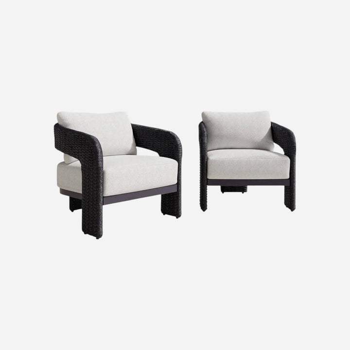 Deux chaises accent d'extérieur Maison Olive avec osier noir torsadé, cadre en aluminium et coussins en tissu bouclé