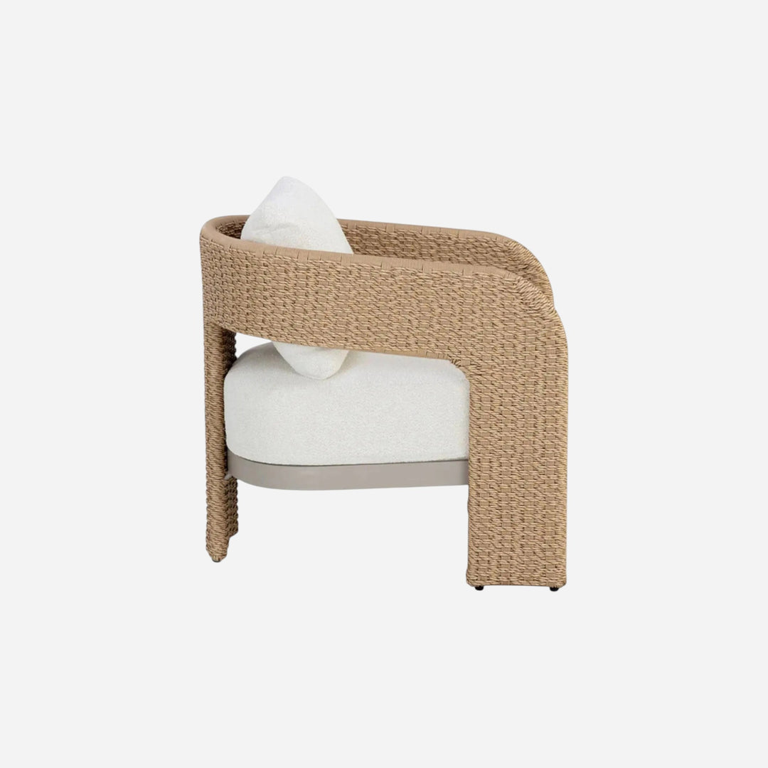 Chaise accent d'extérieur Maison Olive Rolos en osier naturel tressé avec coussin blanc en tissu bouclé