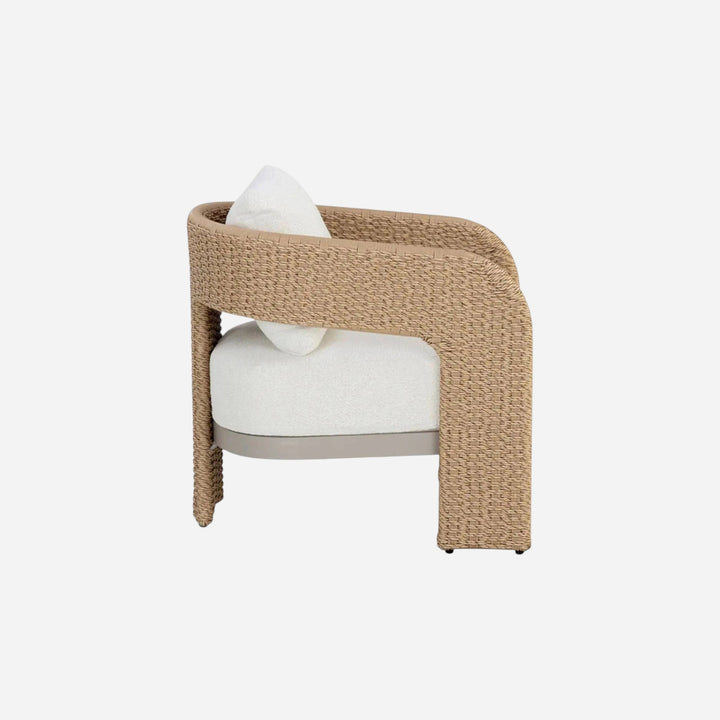 Chaise accent d'extérieur Maison Olive Rolos en osier naturel tressé avec coussin blanc en tissu bouclé
