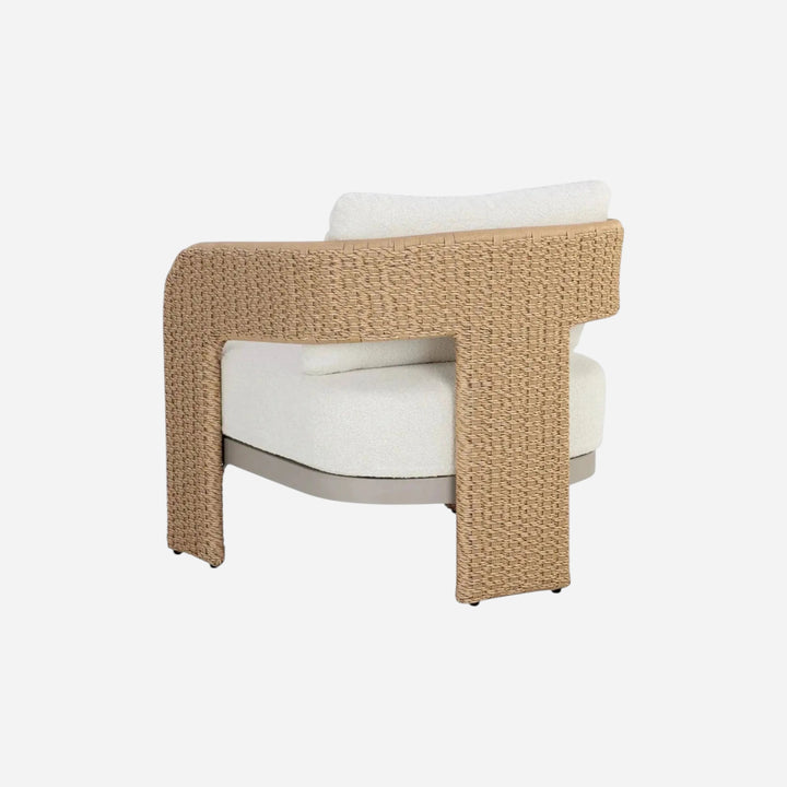 Chaise accent d'extérieur Maison Olive Rolos en osier naturel tressé avec coussin blanc en tissu bouclé