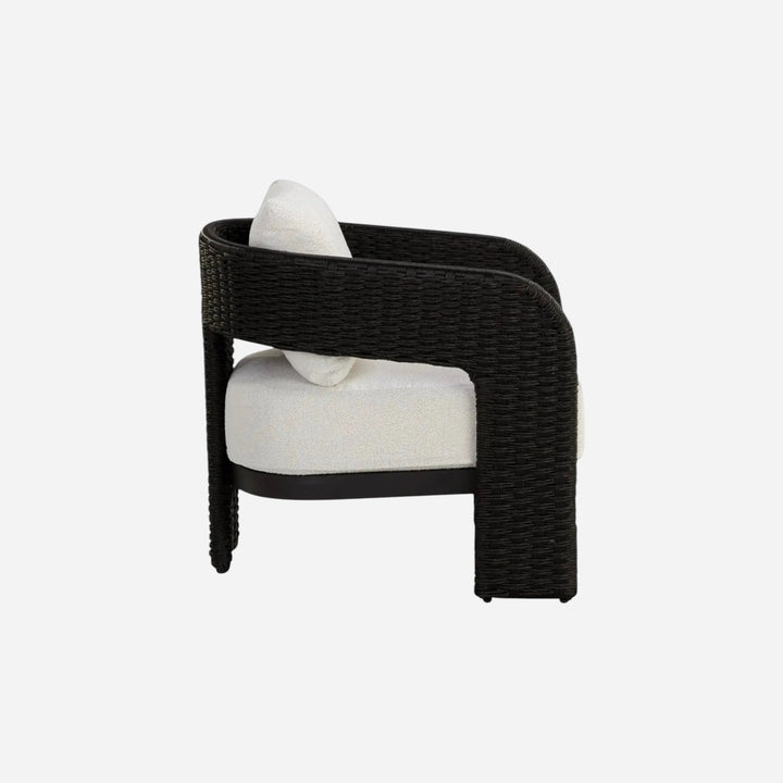 Chaise accent d'extérieur Maison Olive Rolos en osier noir torsadé avec coussin en tissu bouclé blanc