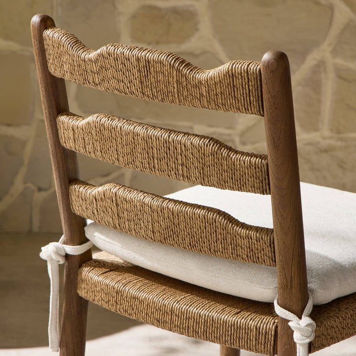 Chaise de salle à manger Maison Olive en bois de manguier et corde tressée, assise blanche confortable.
