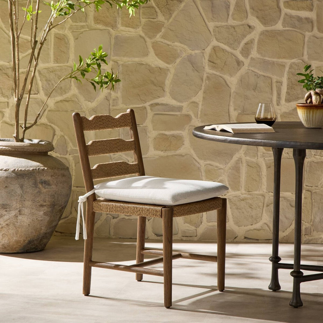 Maison Olive Chaise de salle à manger en bois de manguier et corde tressée avec coussin blanc