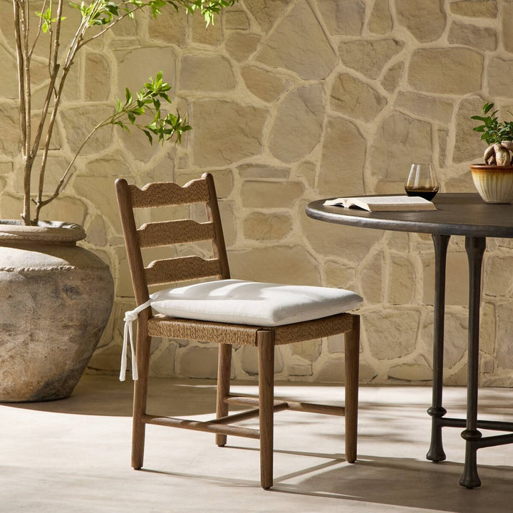 Maison Olive Chaise de salle à manger en bois de manguier et corde tressée avec coussin blanc
