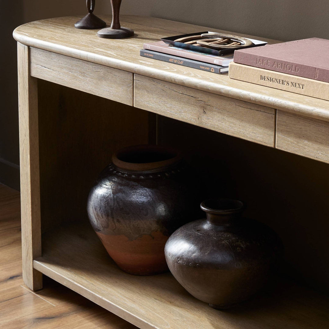 Console en bois de chêne clair Maison Olive avec étagère ouverte et tiroir, style bohème chic.
