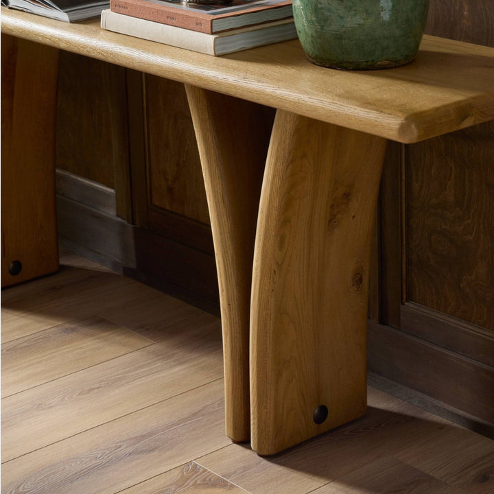 Console en bois de chêne massif Maison Olive avec pieds sculpturaux et finition naturelle. Idéale pour une entrée.
