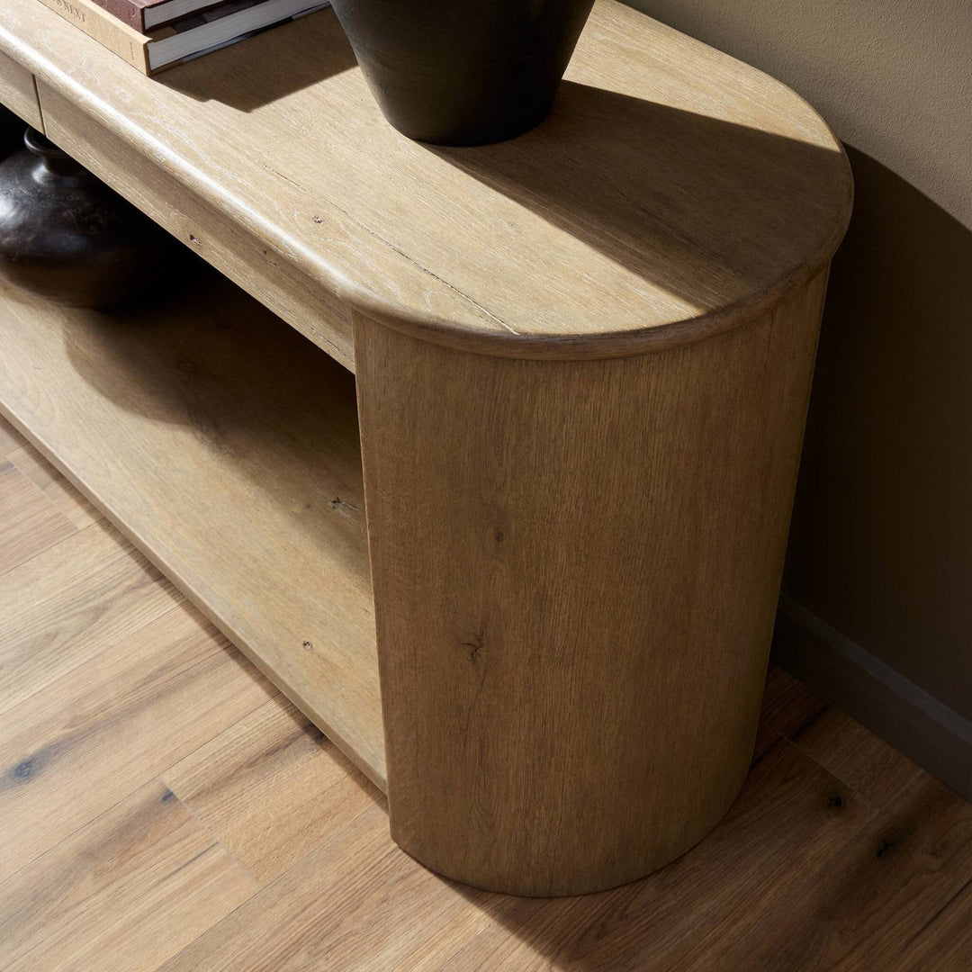 Console en bois de chêne clair Maison Olive avec étagère ouverte et tiroir, style bohème chic.