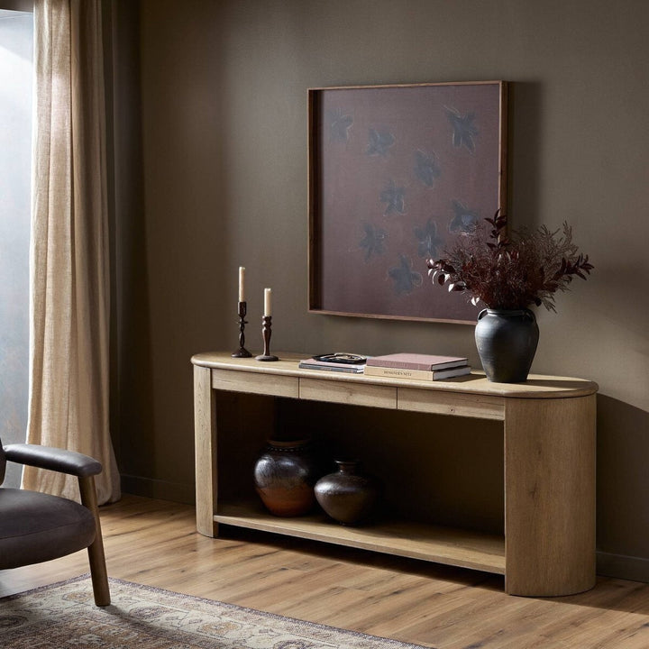 Console en bois de chêne clair Maison Olive avec étagère ouverte et tiroir, style bohème chic.