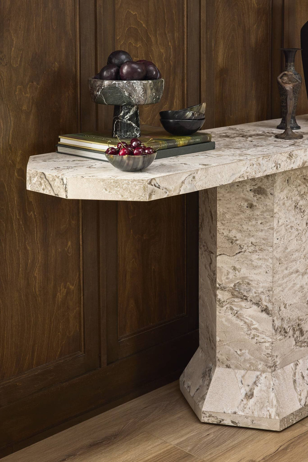 Console octogonale Maison Olive en marbre clair veiné, avec un piètement sculpté. Idéale pour un salon.
