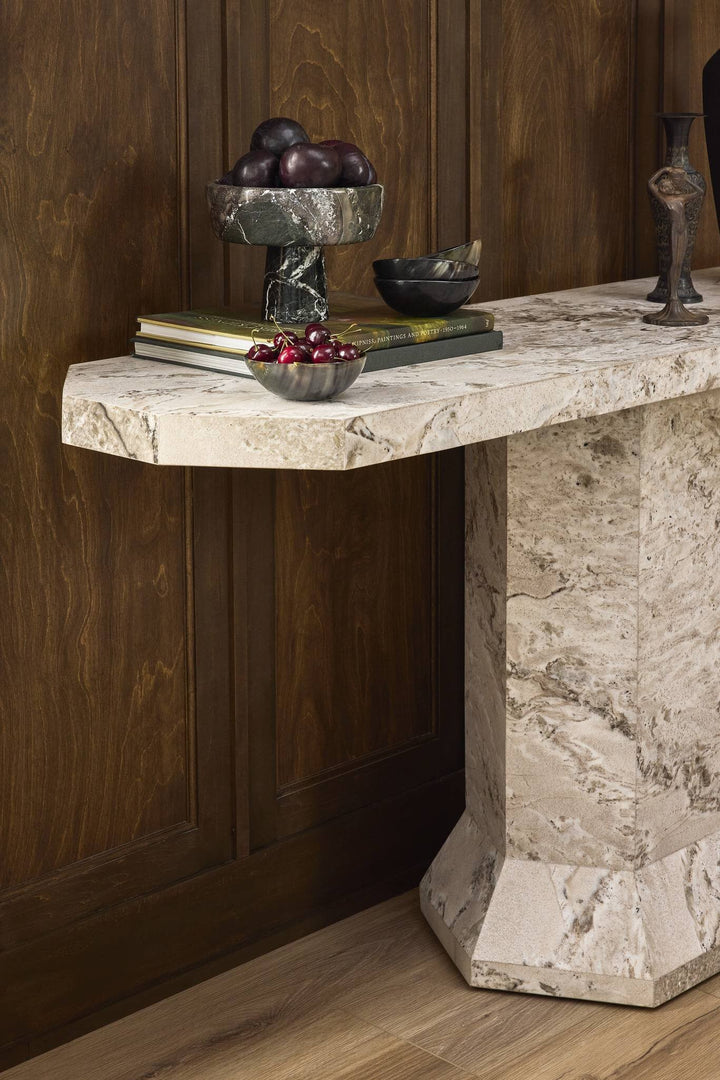 Console octogonale Maison Olive en marbre clair veiné, avec un piètement sculpté. Idéale pour un salon.