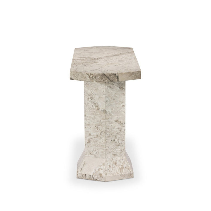 Console octogonale en marbre beige et blanc de Maison Olive, avec un piètement sculpté.