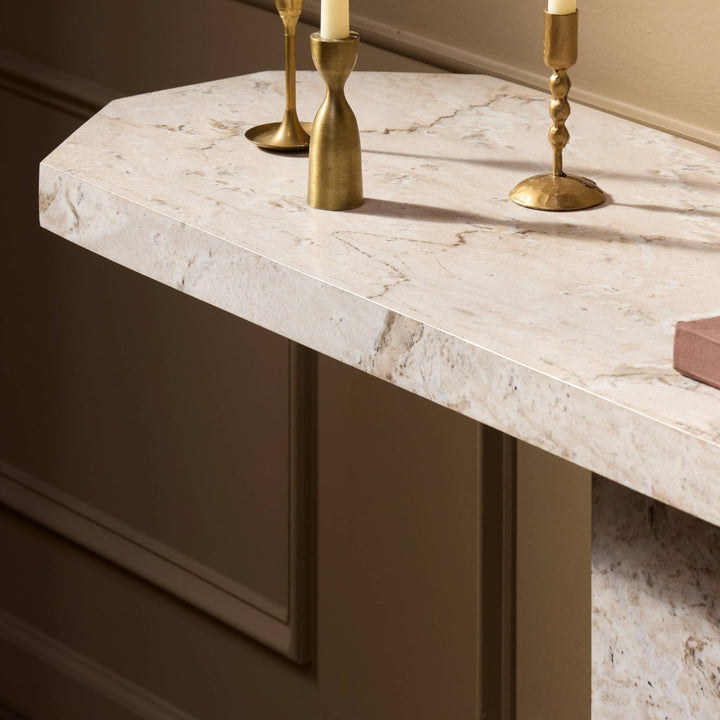 Console octogonale en marbre clair veiné de beige et de gris par Maison Olive. Piètement assorti. Idéale pour une entrée ou un salon.
