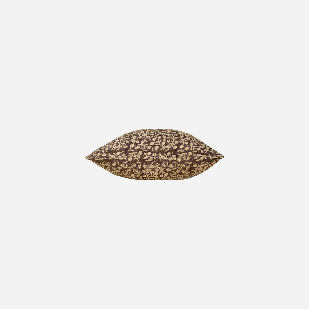 Coussin décoratif Maison Olive marron à motif floral délicat sur fond crème, idéal pour une décoration élégante.