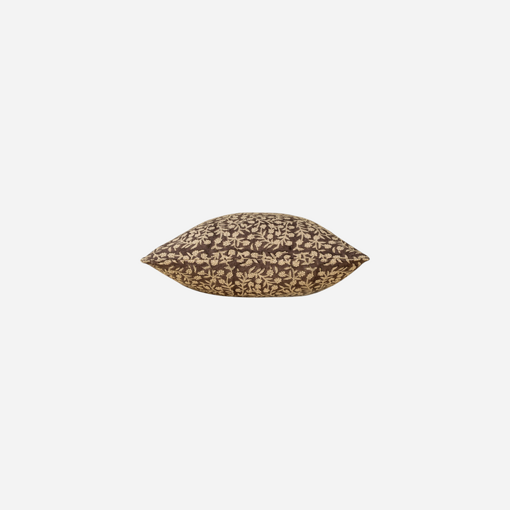 Coussin décoratif Maison Olive marron à motif floral délicat sur fond crème, idéal pour une décoration élégante.
