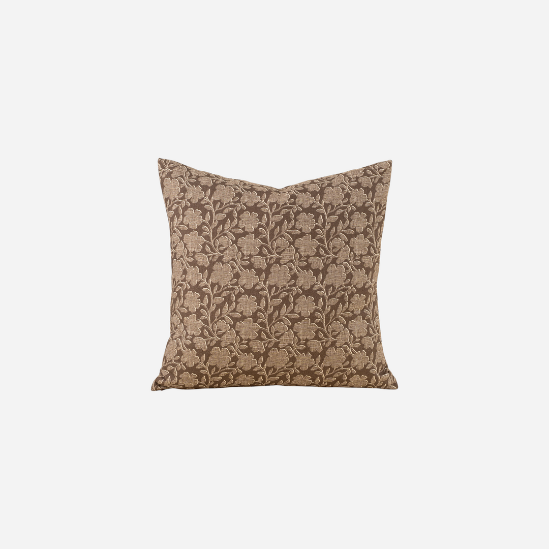 Coussin décoratif Maison Olive marron à motif floral délicat, idéal pour une décoration d'intérieur élégante.