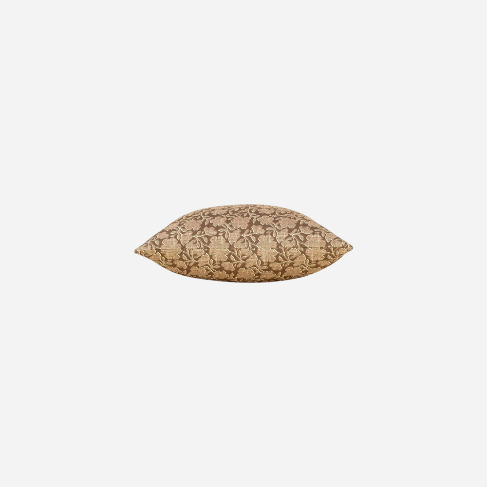 Coussin Maison Olive HAZEL en coton avec motif floral imprimé à la main dans des tons bruns naturels.