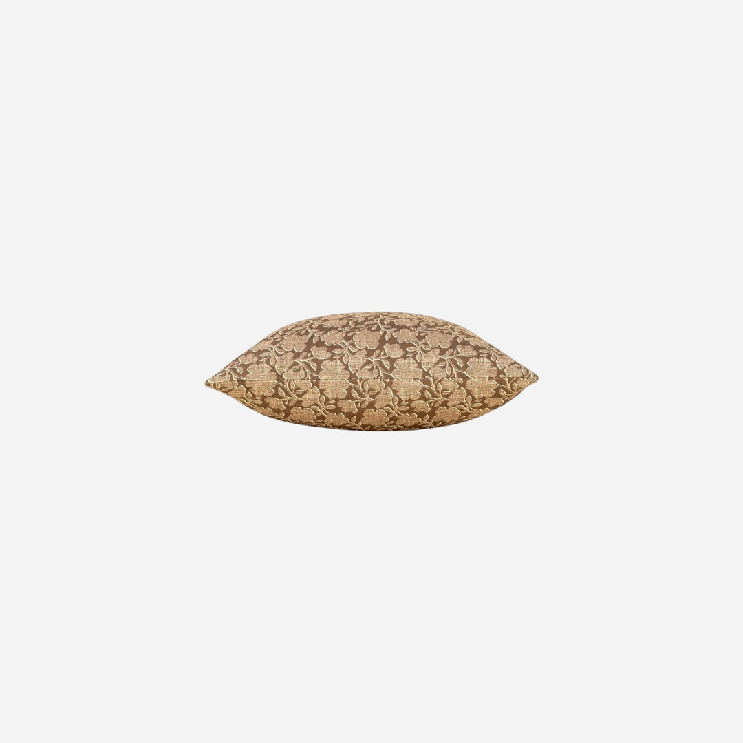 Coussin Maison Olive HAZEL en coton avec motif floral imprimé à la main dans des tons bruns naturels.