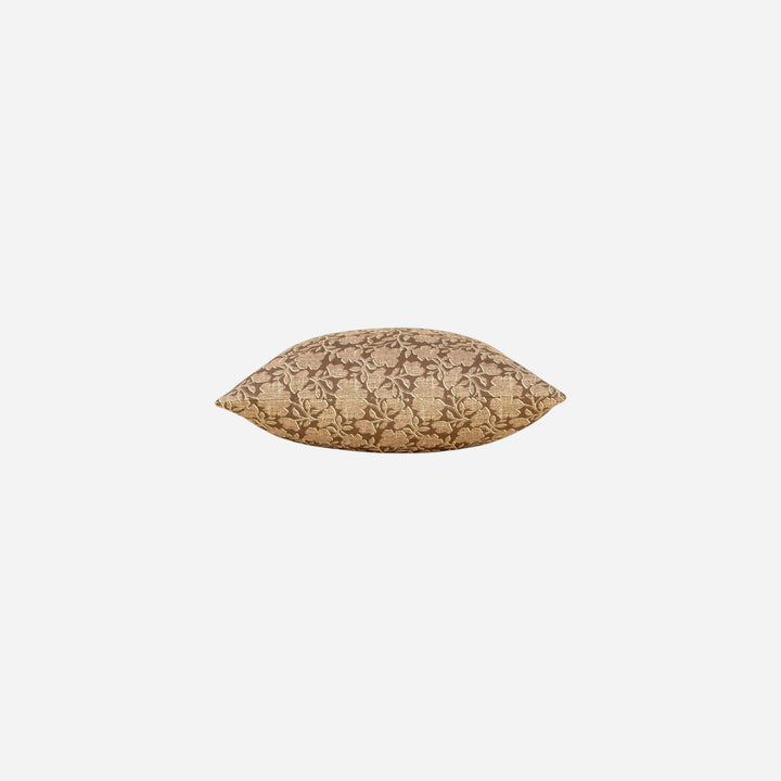 Coussin Maison Olive HAZEL en coton avec motif floral imprimé à la main dans des tons bruns naturels.