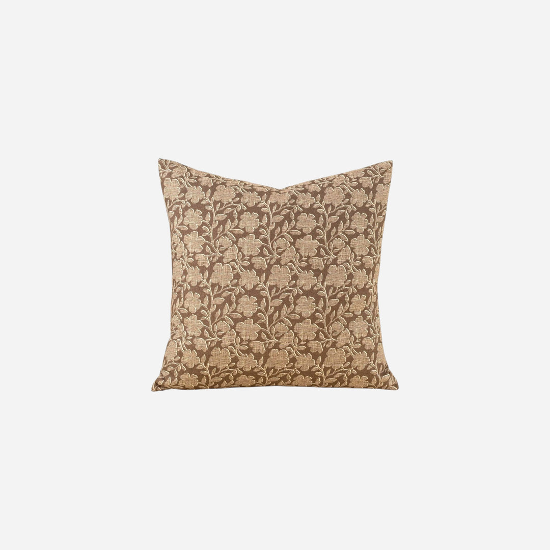 Coussin Maison Olive HAZEL en coton brun avec motif floral imprimé à la main, format carré 20x20 pouces.